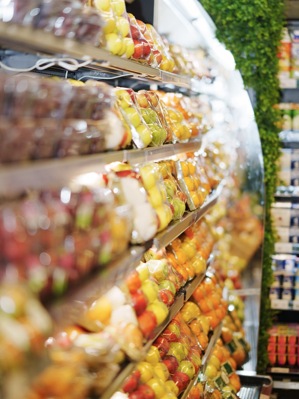 Fruta fresca embalada em prateleira refrigerada