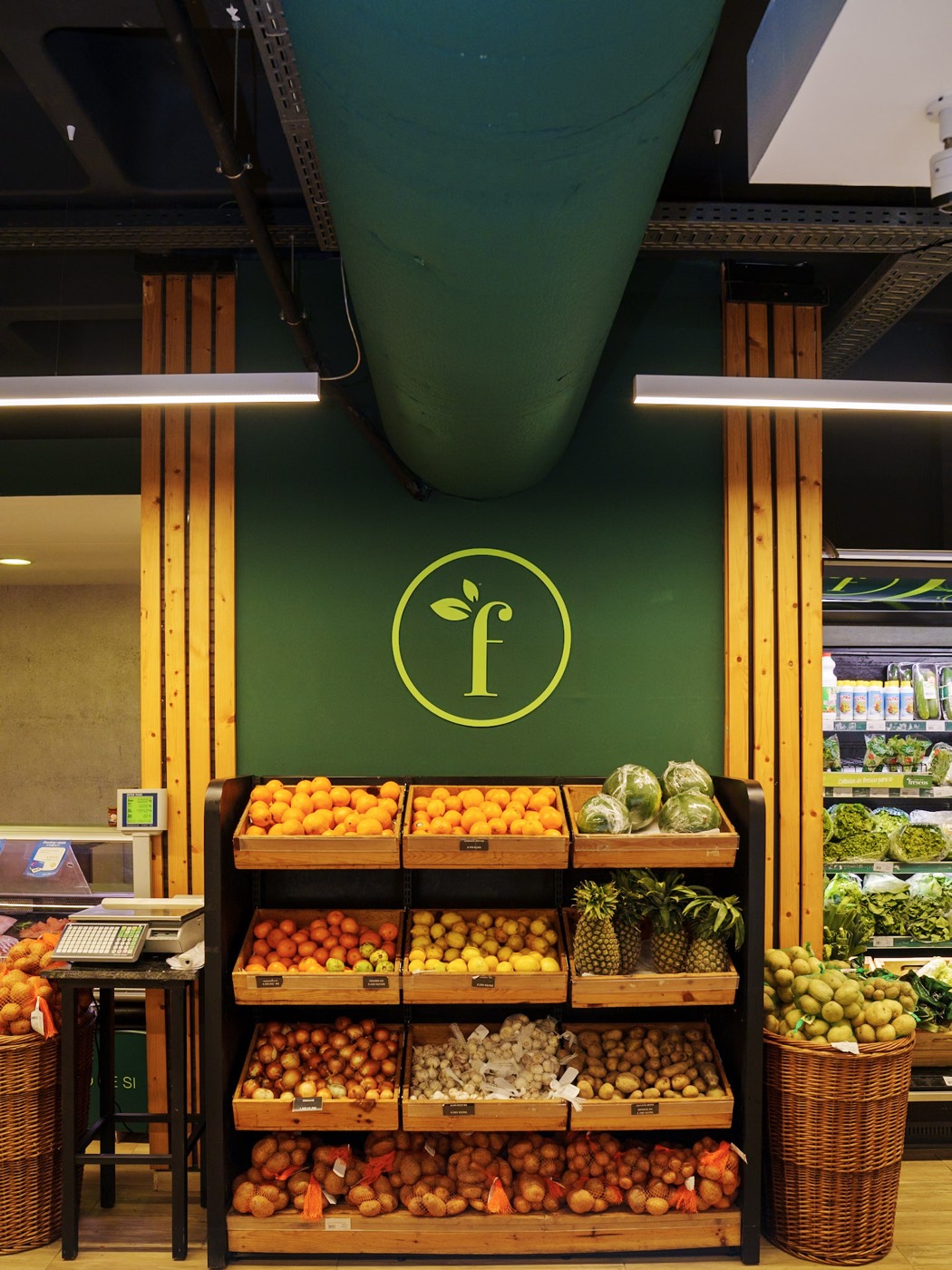 Interior de loja Casa dos Frescos com bancada de fruta